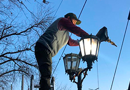 Servicios/ El Municipio colocó nuevas lámparas en la Plaza Belisario Roldán