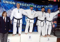 37 medallas para karatecas peronenses