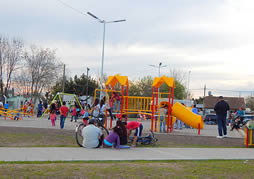 Cientos de familias ya disfrutan de la nueva plaza en La Yaya