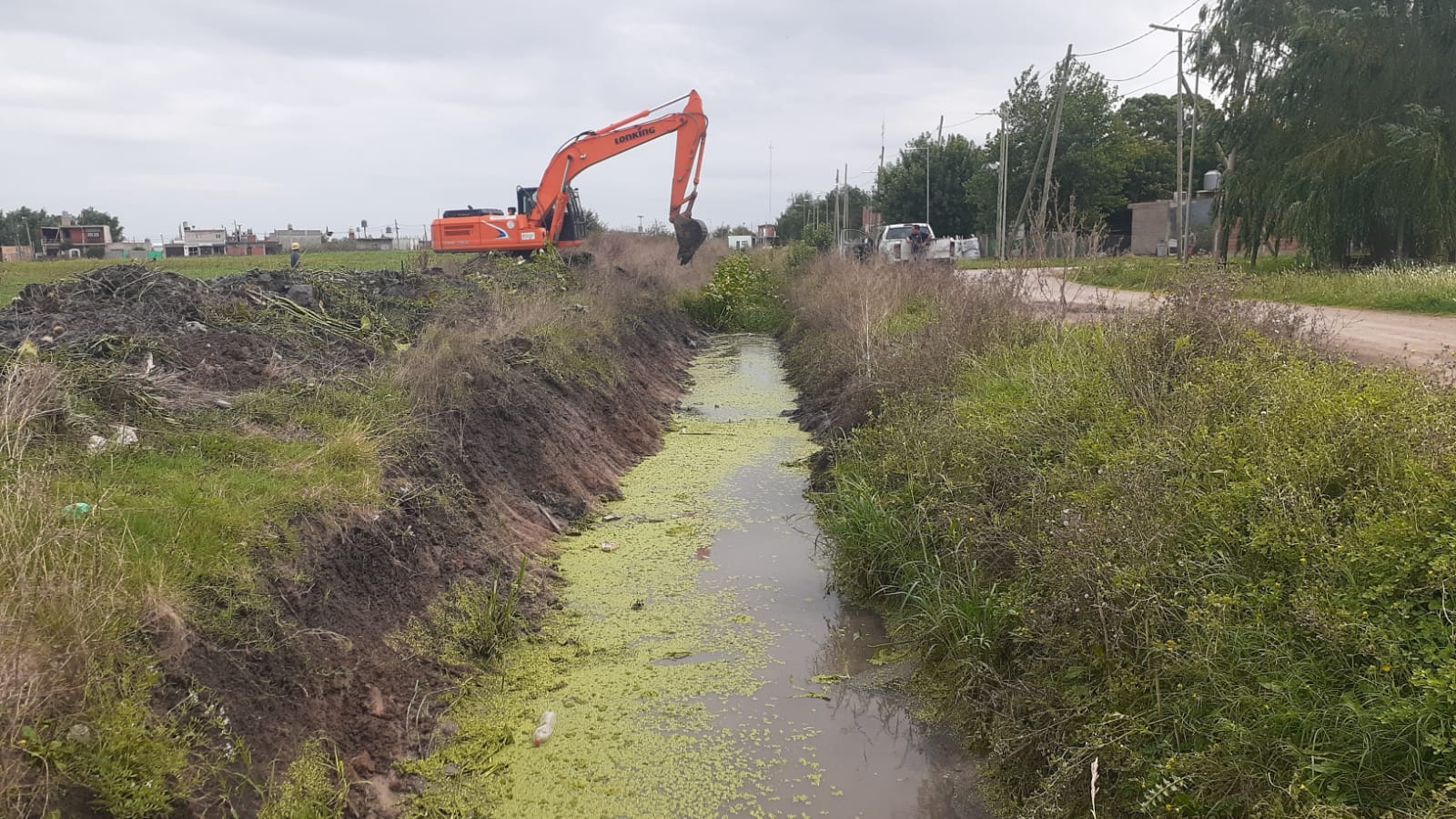 Servicios Públicos / LA LIMPIEZA DE CANALES PLUVIALES ES UNA TAREA PERMANENTE