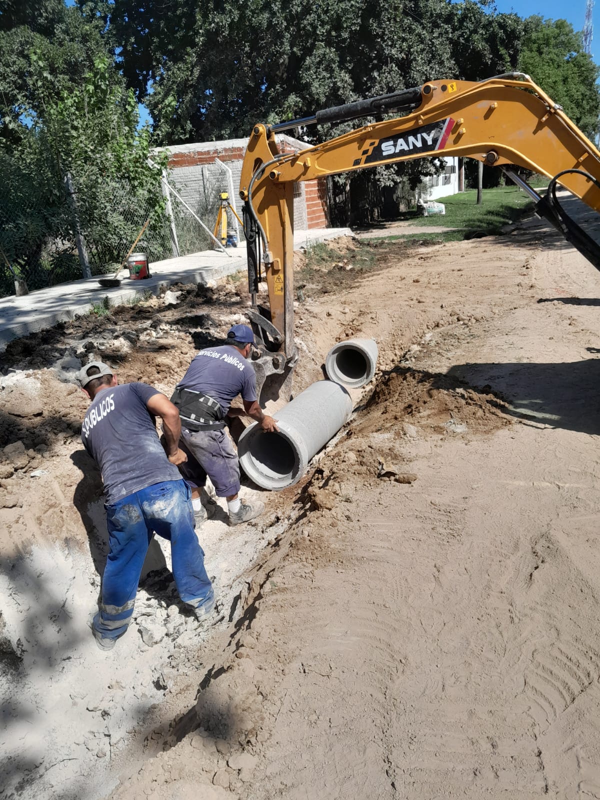 Servicios Públicos / TRABAJOS DE ENTUBAMIENTO FRENTE AL NUEVO EDIFICIO DE LA ESCUELA SECUNDARIA Nº 2, PRÓXIMO A INAUGURAR